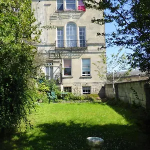 https://queens-pde-garden-flat.tophotelsbath.com